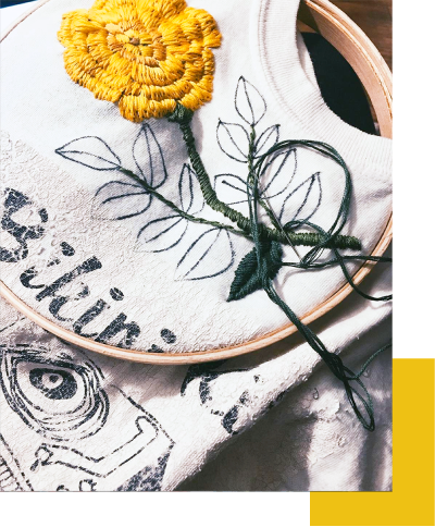 Broderie fleuries sur un t-shirt