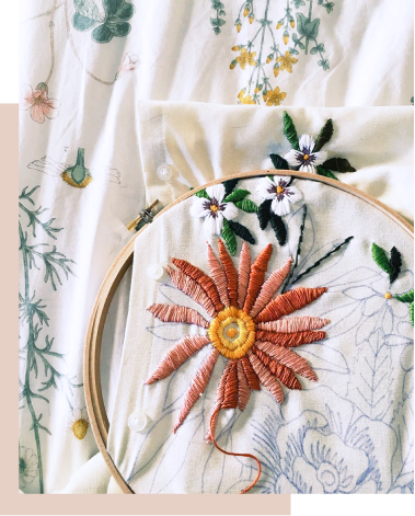 Broderie fleuries sur de la soie