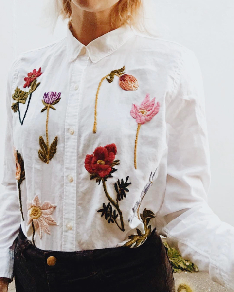 Broderie fleuries sur chemise faite par une couturière